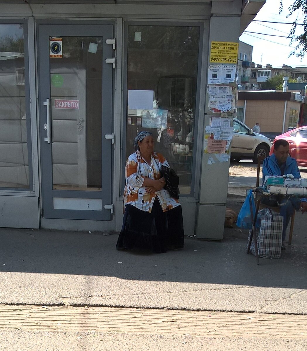 Цыганка ждет того, кому можно будет погадать.