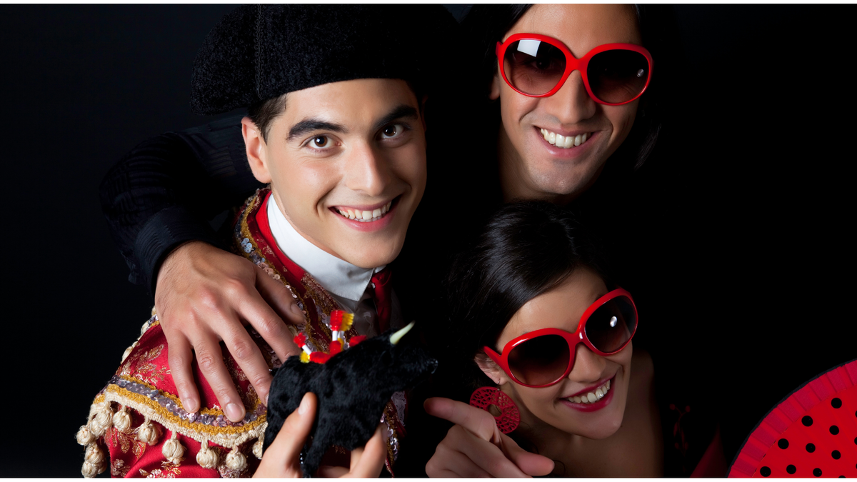 Две девушки. Стереотипы про брюнеток. Шутки про брюнеток. Марлен вальдеррама. Стереотипы о подростках в узбекистане.