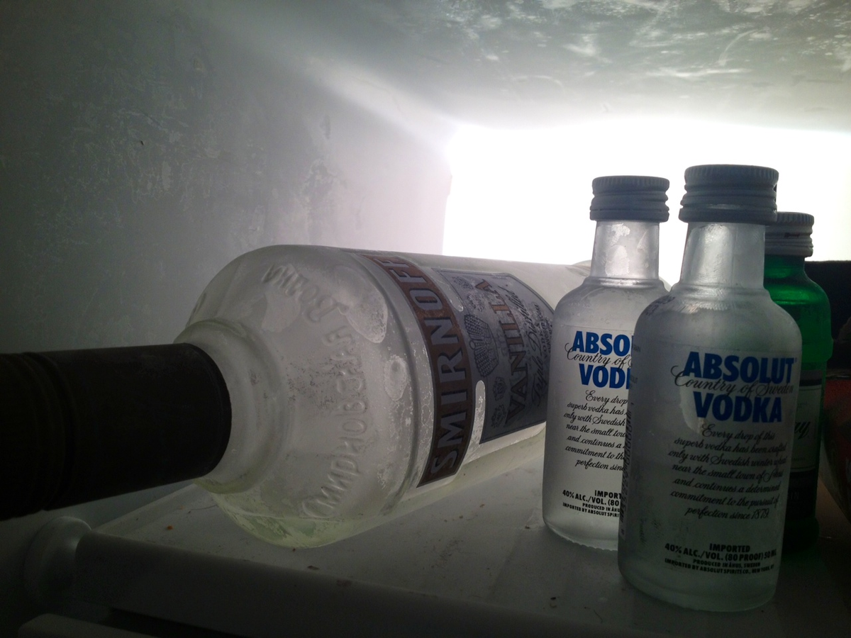 замерзает ли самогон. очистка самогона. замерзнет ли брага при -10. замерзшая водка. спирт замерзает.