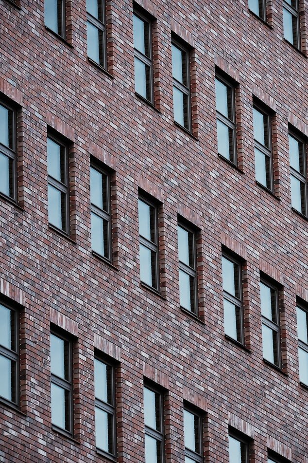 Пример кирпичного фасада многоквартирного дома