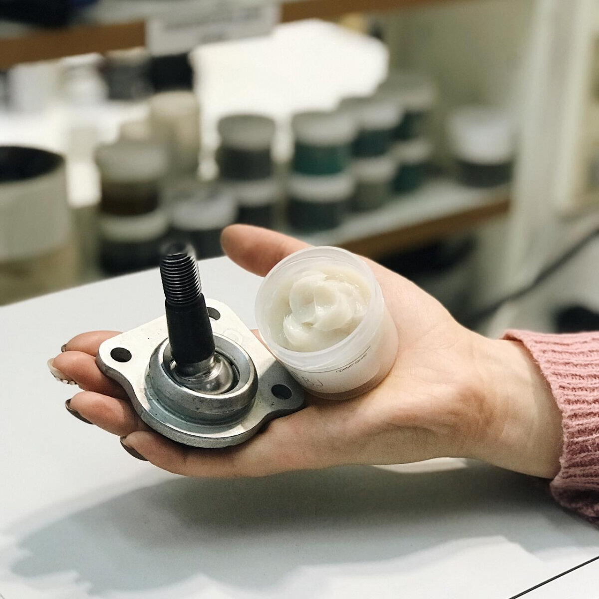 Часто менял шаровые и рулевые наконечники, пока мастер не показал мне ...