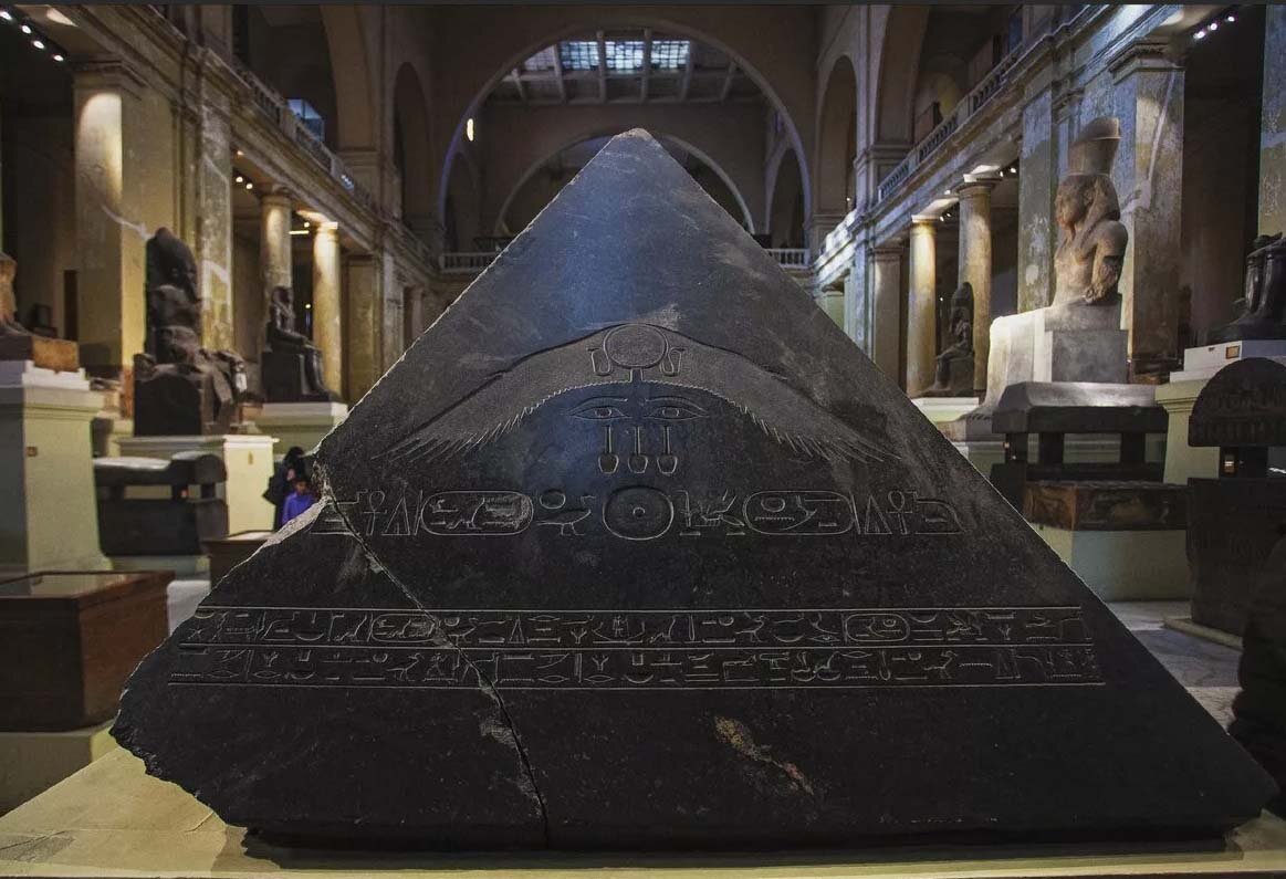 Пирамидион Аменхотепа III (каменная модель НЛО)