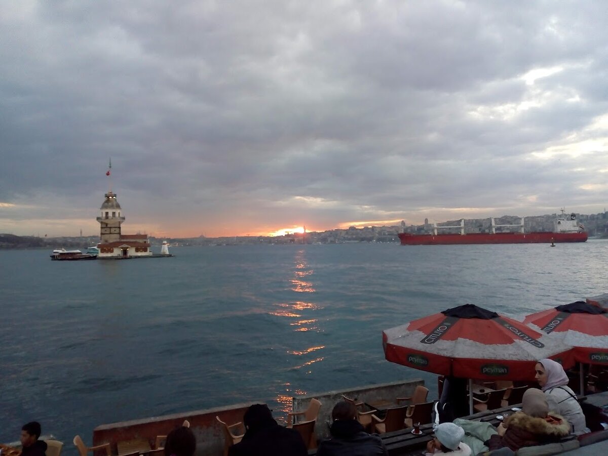 Напротив башни уступами тянуться простенькие кафе, где турки сидят и пьют чай, щелкают семечки и релаксируют 