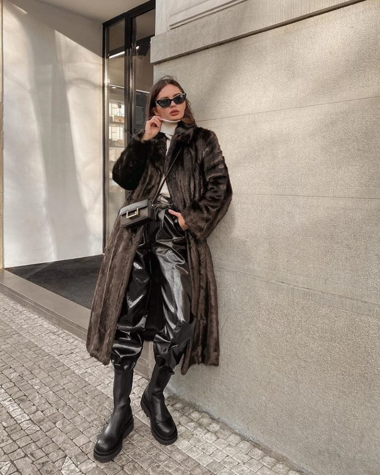 Кожаная одежда сезона осень-зима представлена во многих коллекциях именитых дизайнеров, поэтому найти для себя идеальный фасон одежды из кожи не составит труда.Кроме выше перечисленных вариантов, в моде опять элегантные кожаные плащи, которые помогут создать неповторимые офисные комплекты на осень для уверенных в себе женщин.Полюбившиеся молодым барышням куртки-косухи имели немалый успех в прошлом году.

В таком же статусе они и этой осенью, ведь с кожаной курточкой возможно создавать, как необычные образы с нотками романтизма на осень, комбинируя ее с юбкой в пол или миди, так и стильные миксы в стиле кэжуал и городском стиле с брюками и джинсами.