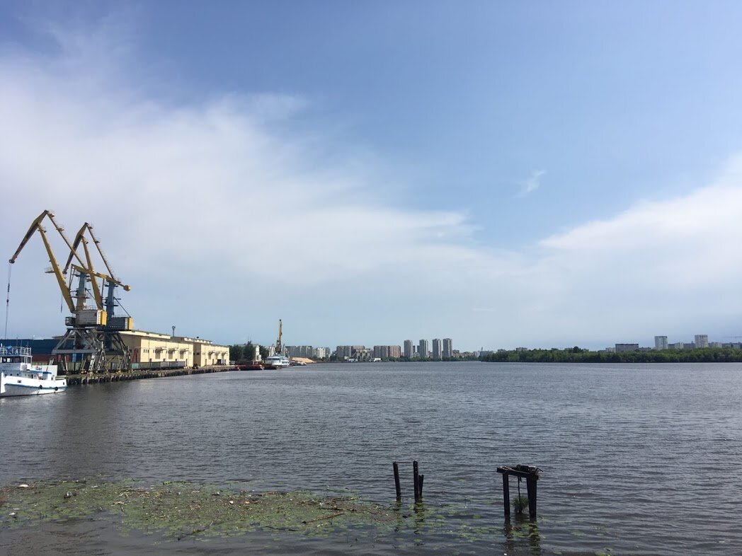 Вид на Москву-реку из-под нового моста, ведущего со 2-го Южнопортового проезда к парку развлечений "Остров Мечты". Слева Южный порт, в центре дома на улице Гурьянова, справа район Нагатинский затон. Между портом и высотками на Гурьянова виден тот самый цементный элеватор. Кстати, он был закрыт в 2012 году из-за жалоб местных жителей.