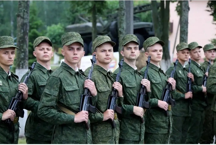 Военкомат нанял 17-летнюю красавицу для заманивания в армию злостных уклонистов