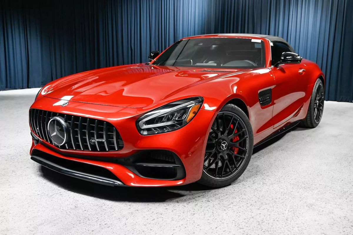 Mercedes AMG gt в гараже