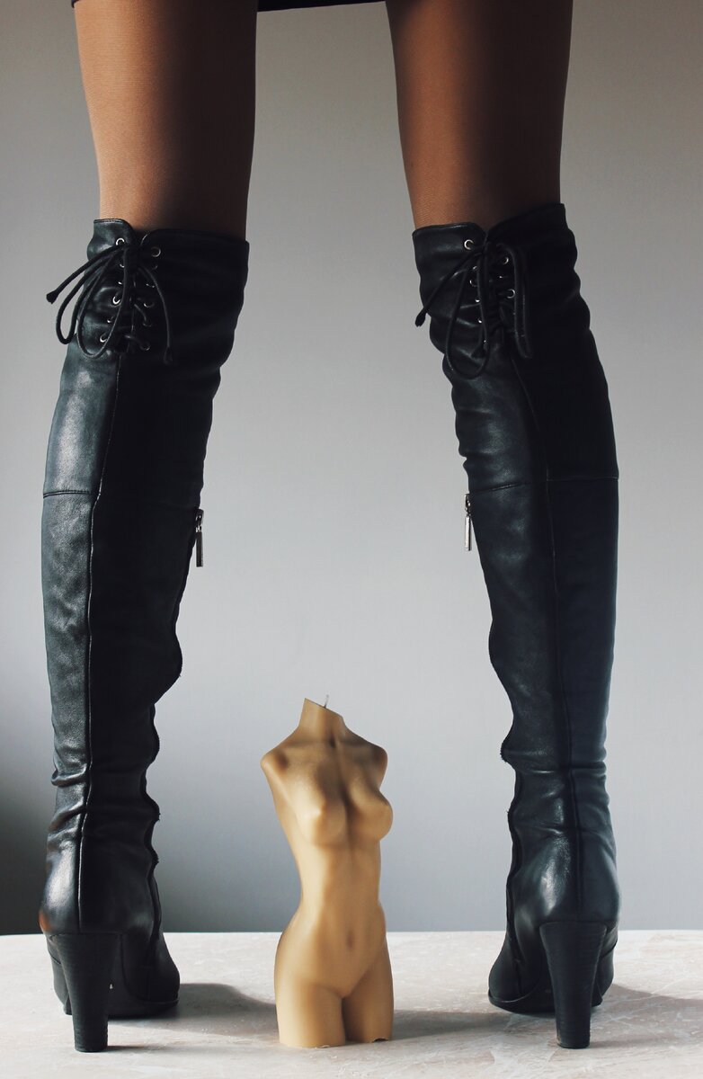 Свеча обнаженная девушка