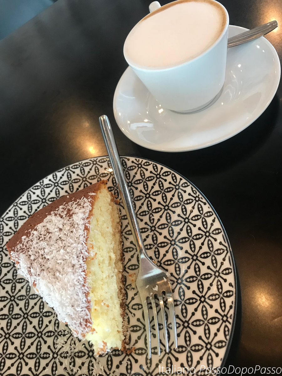 Фотография из личного архива. Завтрак в баре: каппучино и кокосовый пирог.