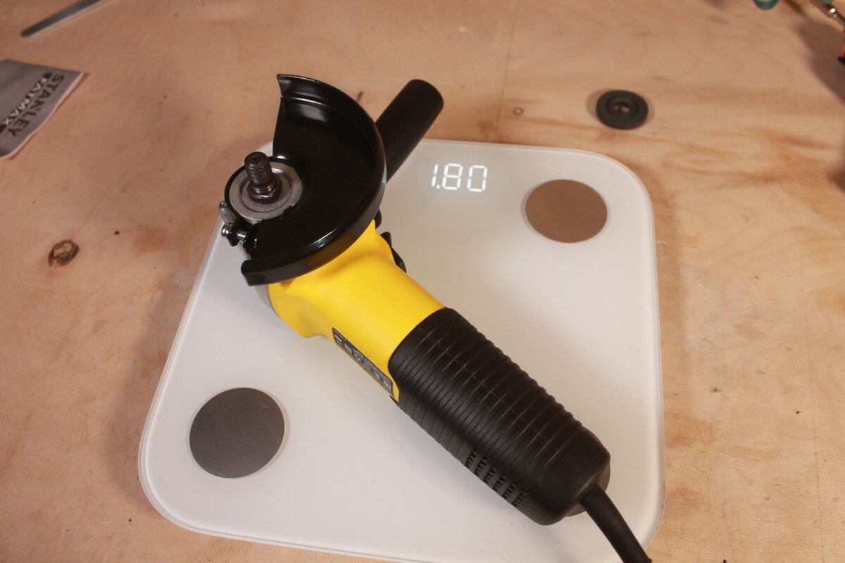 Заехал в Леруа и увидел, как мужики на расхват забирают болгарки по ...