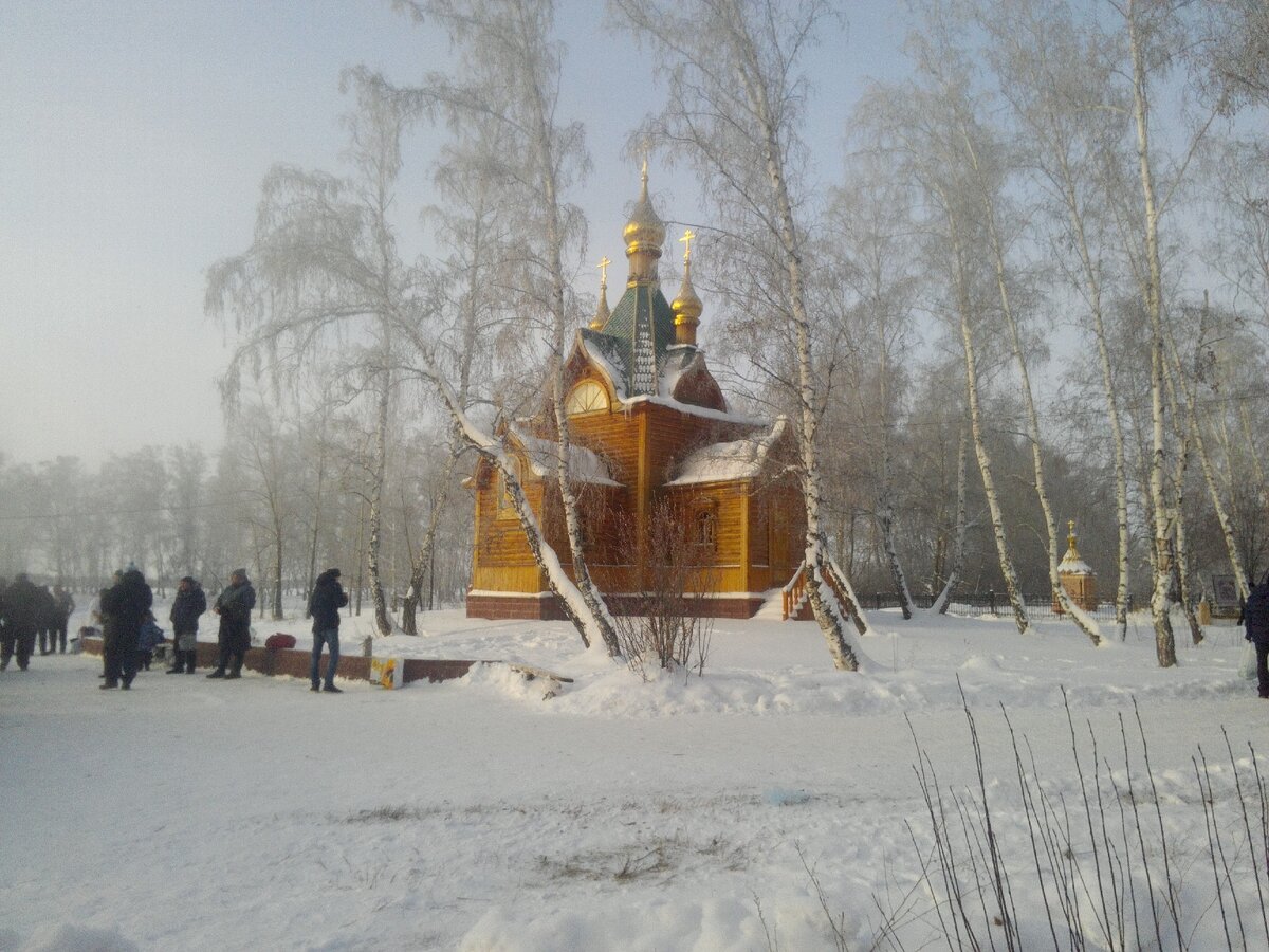 В крещенские купания  сюда приезжают набрать святой воды и окунуться в источник 