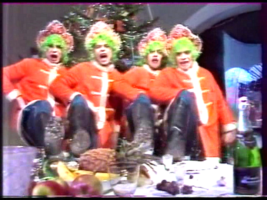 А это Снегурочки. И странную песенку про Деда Мороза они поют. "Распознаем мы шпиона по его фамилии, Иванов - из Пентагона, Сидоров из Израи...из Бразилии. Эй, дед, тыща лет, выгляни в окошко, подари нам пистолет и красные сапожки".