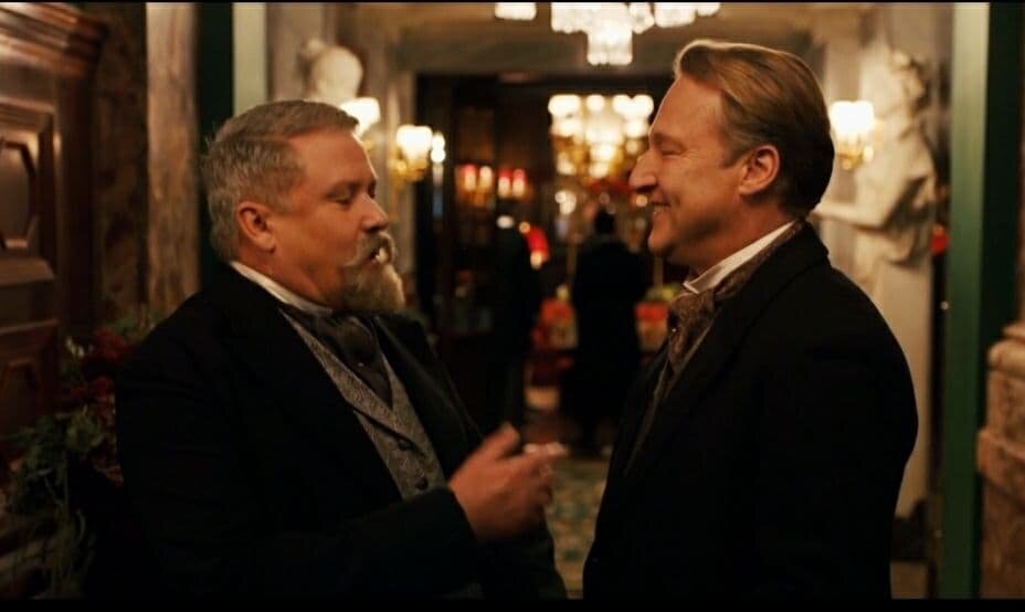 Кадр из сериала "Убийства по Фрейду" Конлет Хилл в роли финансиста Менделя Либерманна и  Томас Мрац в роли Витора Круля