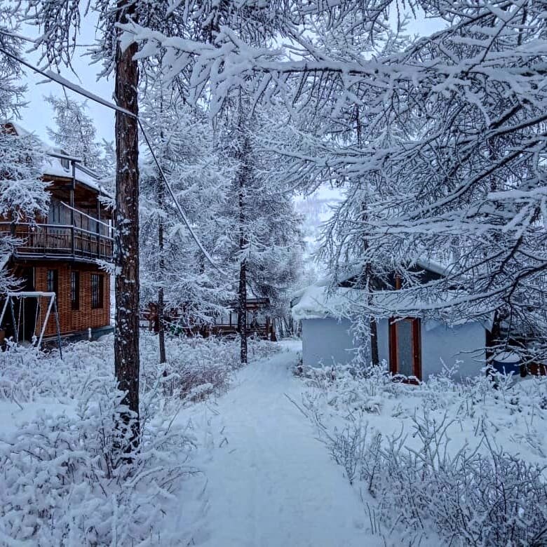 Наша туристическая база в центре плато Путорана. Полярная ночь, полдень, всё в куржаке.