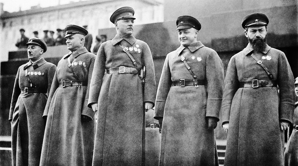 Элита красной армии (слева направо): Гамарник, Тухачевский, Ворошилов, Егоров и примкнувший к ним чекист Ягода. Из этой пятерки выжил только «непотопляемый» Климент Ворошилов