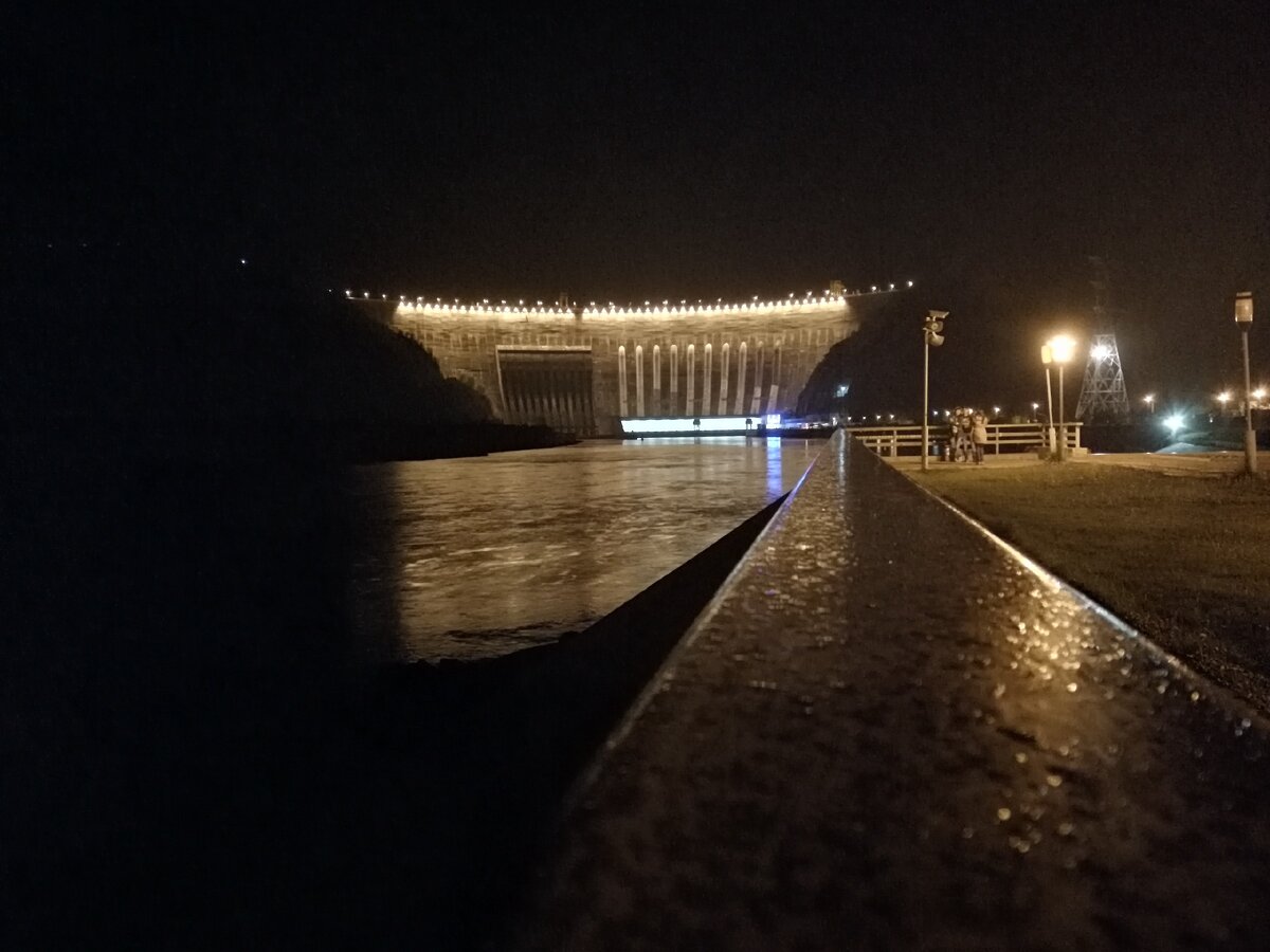 Фото Саяно-Шушенской ГЭС ночью