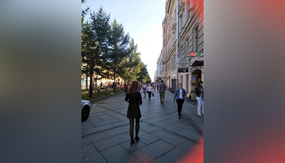 Как истинный экскурсовод я шагала впереди и думала, в каком же магазине мы найдем ту самую пару, которая спасет Лисе отпуск.