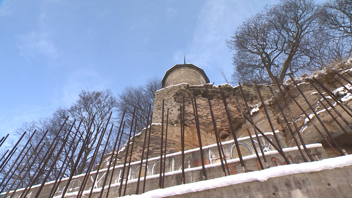 Снетогорский монастырь стоит на высокой известняковой скале