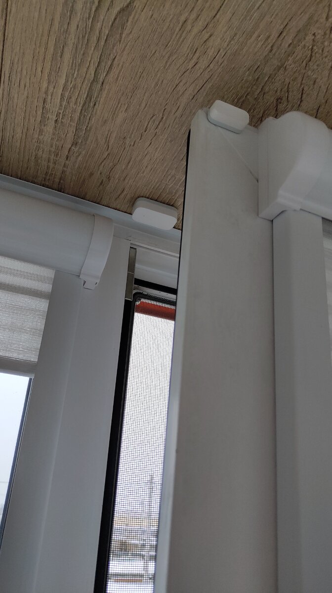 Установленный датчик открытия/закрытия окон/дверей от Aqara. Окно в положении "открыто".