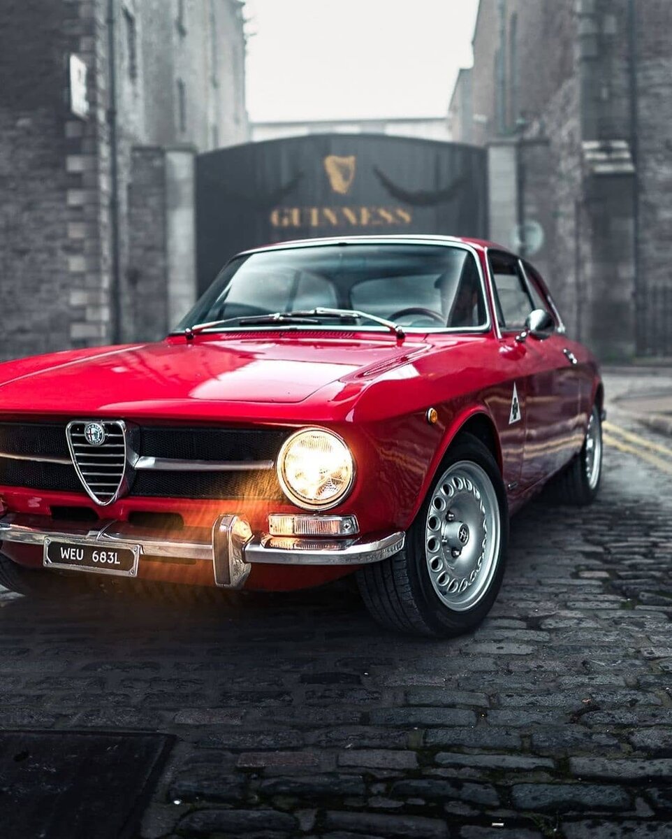 На фото: Alfa Romeo Giulia GT 1300 Junior 1966–68