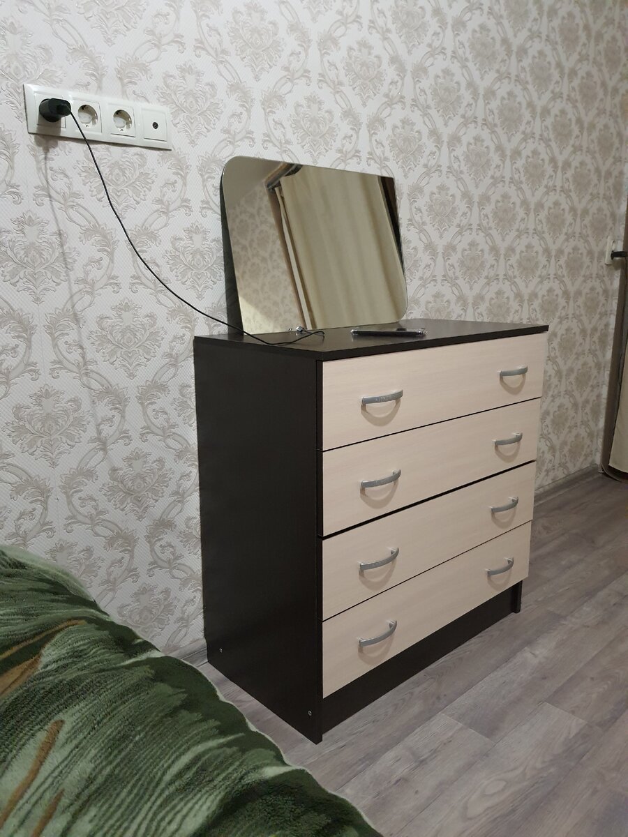 Зеркало,не закреплено,просто поставлено на комод