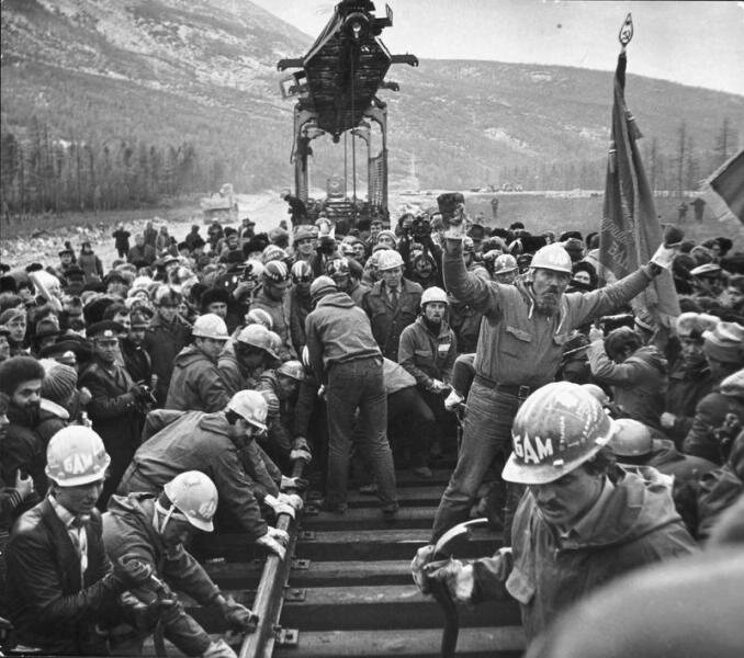 Укладывается последнее звено БАМа. Стыковка
Александр Абаза, 29 сентября 1984 года, Читинская обл., ж/д станция Балбухта, МАММ/МДФ.