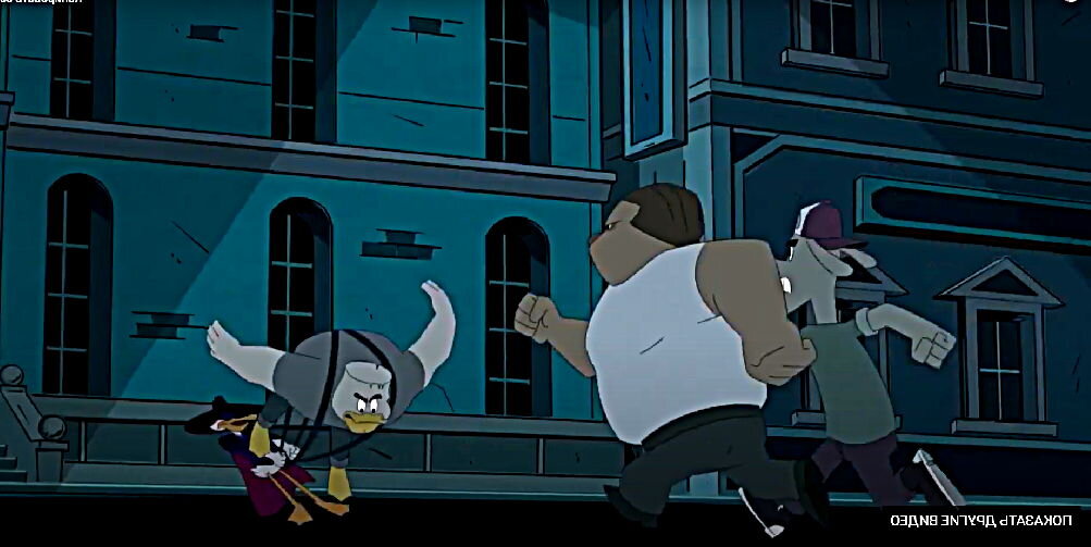 Чёрный плащ легко справляется с уличными хулиганами. 