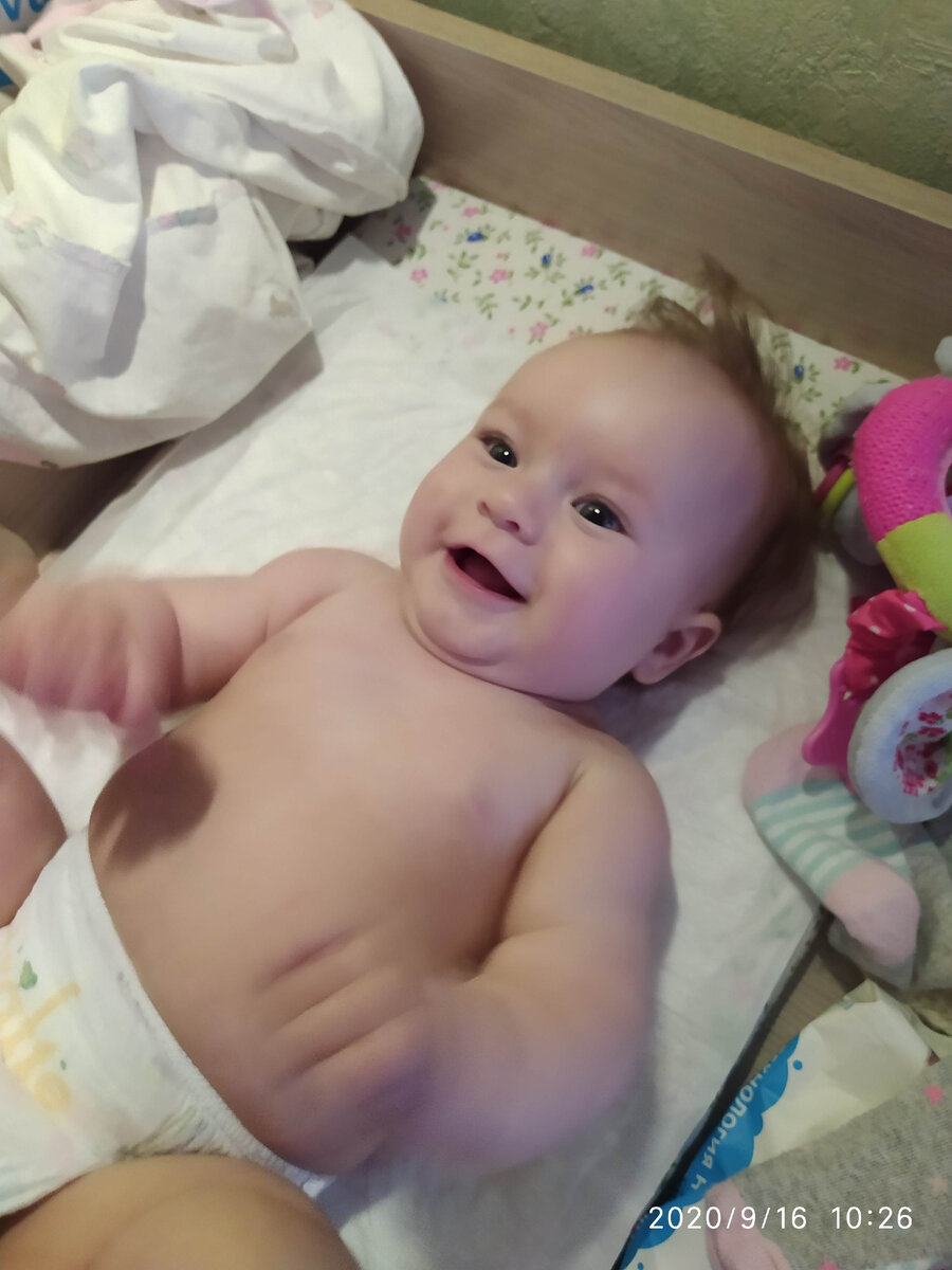 Играем в щекотку после водных процедур, дочке здесь 5,5 месяцев. 