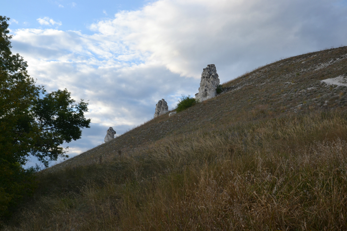Скалы-останцы. напоминают истуканов с острова Пасхи.