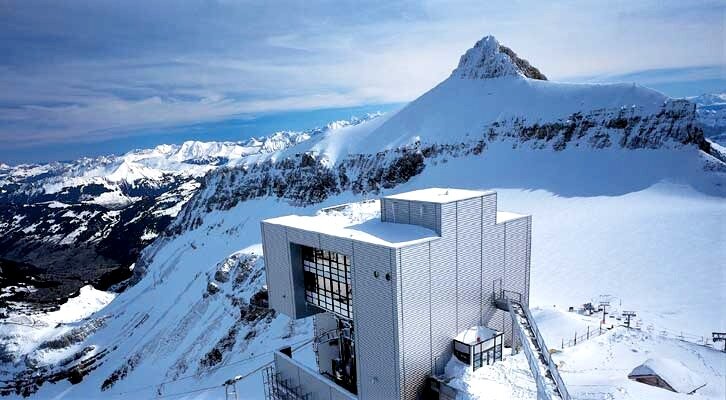 Вид на станцию Glacier 3000