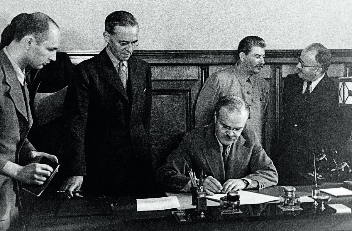 Подписание союзного договора между ссср и великобританией. 12 Июля 1941 соглашение между СССР И Великобританией. 12 Июля 1941 антигитлеровская коалиция. Советско английское соглашение 12 июля 1941. Антигитлеровская коалиция сентябрь 1941.
