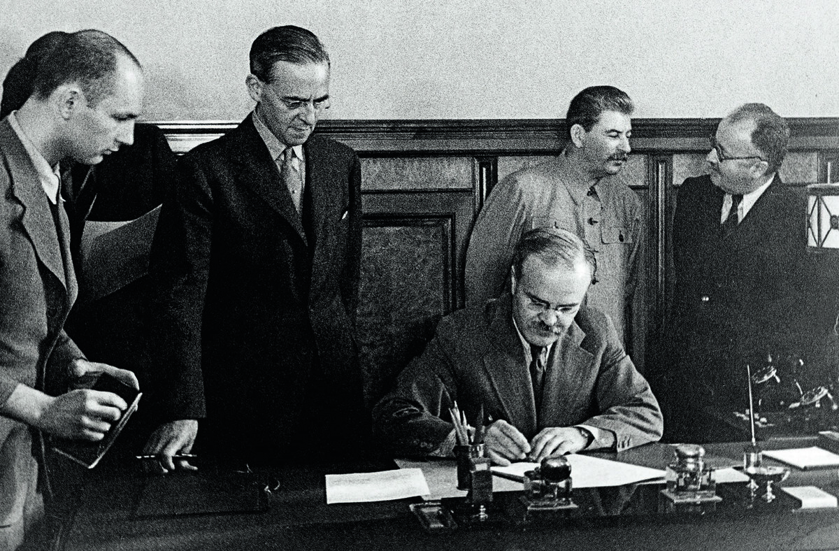 Году было подписано соглашение. 12 Июля 1941 соглашение между СССР И Великобританией. 12 Июля 1941 антигитлеровская коалиция. Советско английское соглашение 12 июля 1941. Антигитлеровская коалиция сентябрь 1941