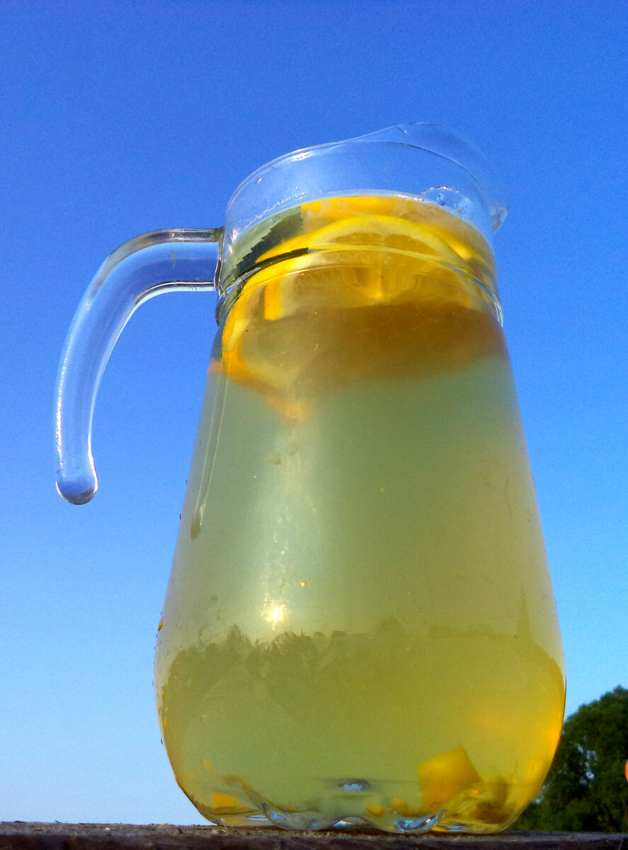 Освежающая лимонадная вода