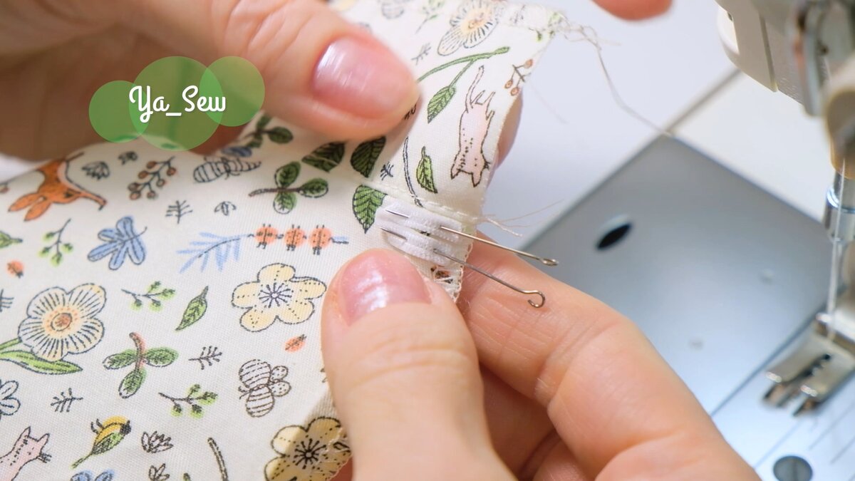 Обтачку опять сложить лицевыми сторонами с изделием и вложить петлю под левый угол. 