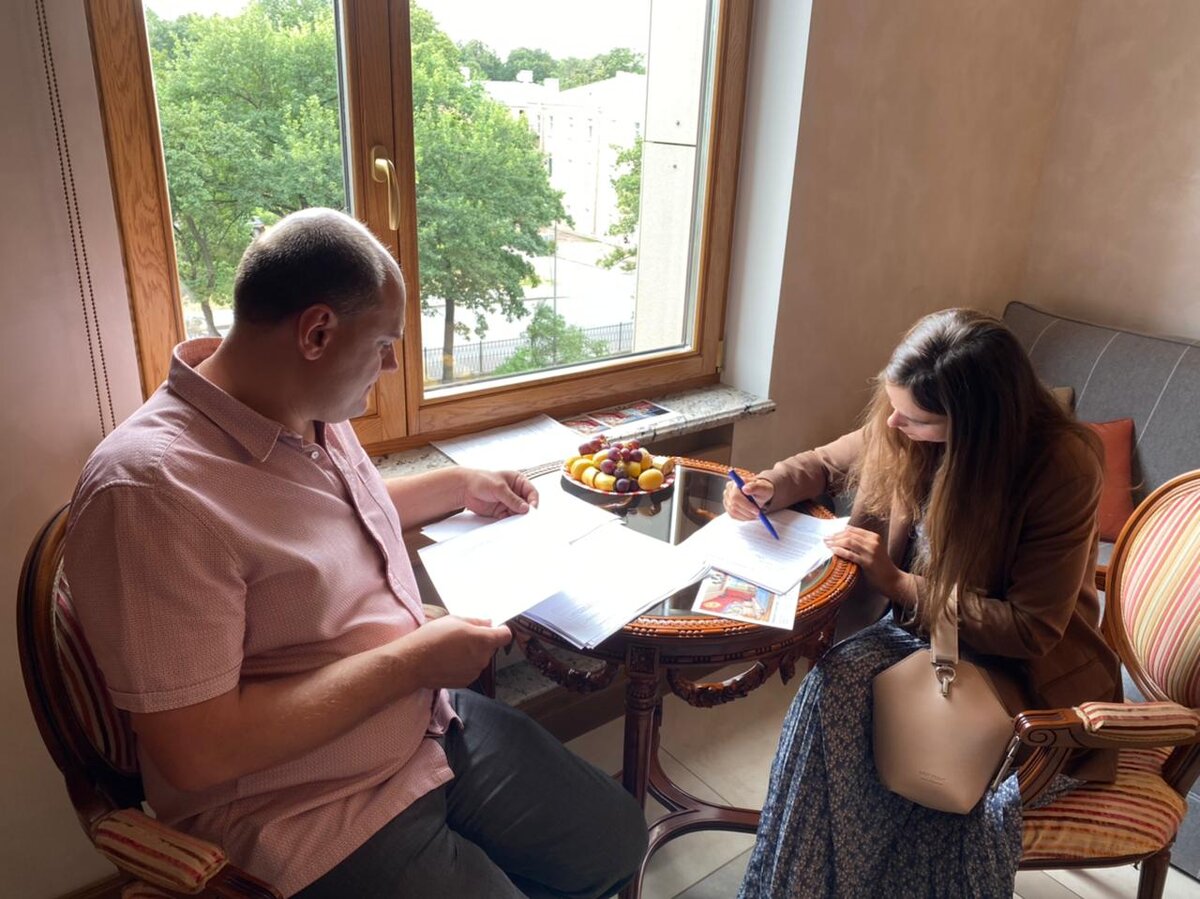 Покупателю при просмотре важно показать документы, доказывающие юридическую чистоту объекта и готовность к сделке.