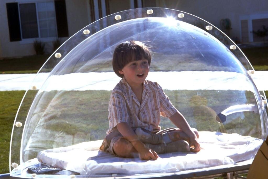 Кадр из фильма "Парень из пузыря", 2001 г.