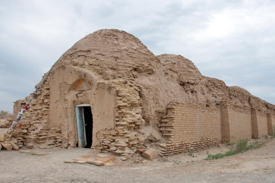 Карапалкастан. Арал-пайгамбар заповедник. Некрополь Миздакхан в Узбекистане. Миздакхан Узбекистан древний некрополь. Мавзолей на острове Арал пайгамбар.