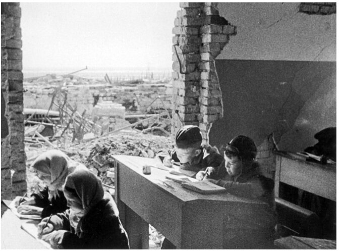 Фотография из книги Михаила Водолагина "Волжская твердыня". Издательство "Советская Россия", Москва, 1962 год