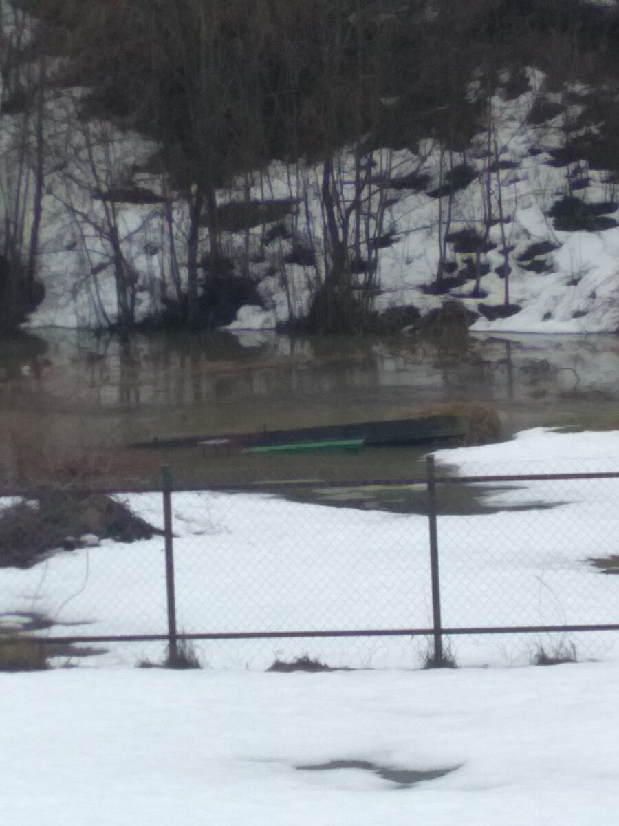 По весне наша речка разливается и мы себя чувствуем круто, у нас дача на берегу реки😂