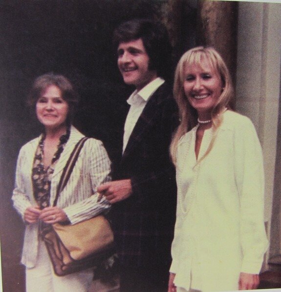 С Мариз (на переднем плане) и матерью Беатрисс