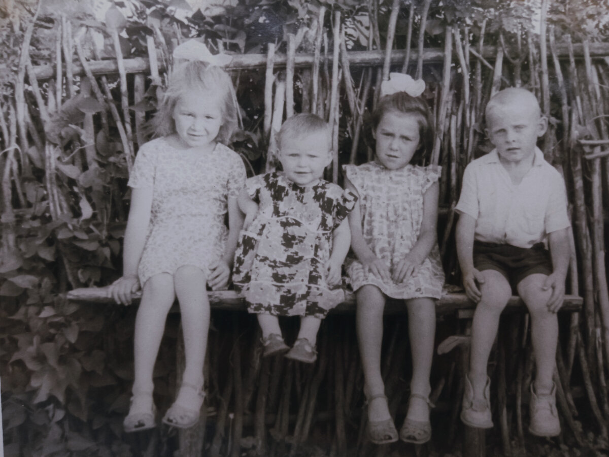 В деревне у бабушки, в центре я со своей младшей сестрёнкой