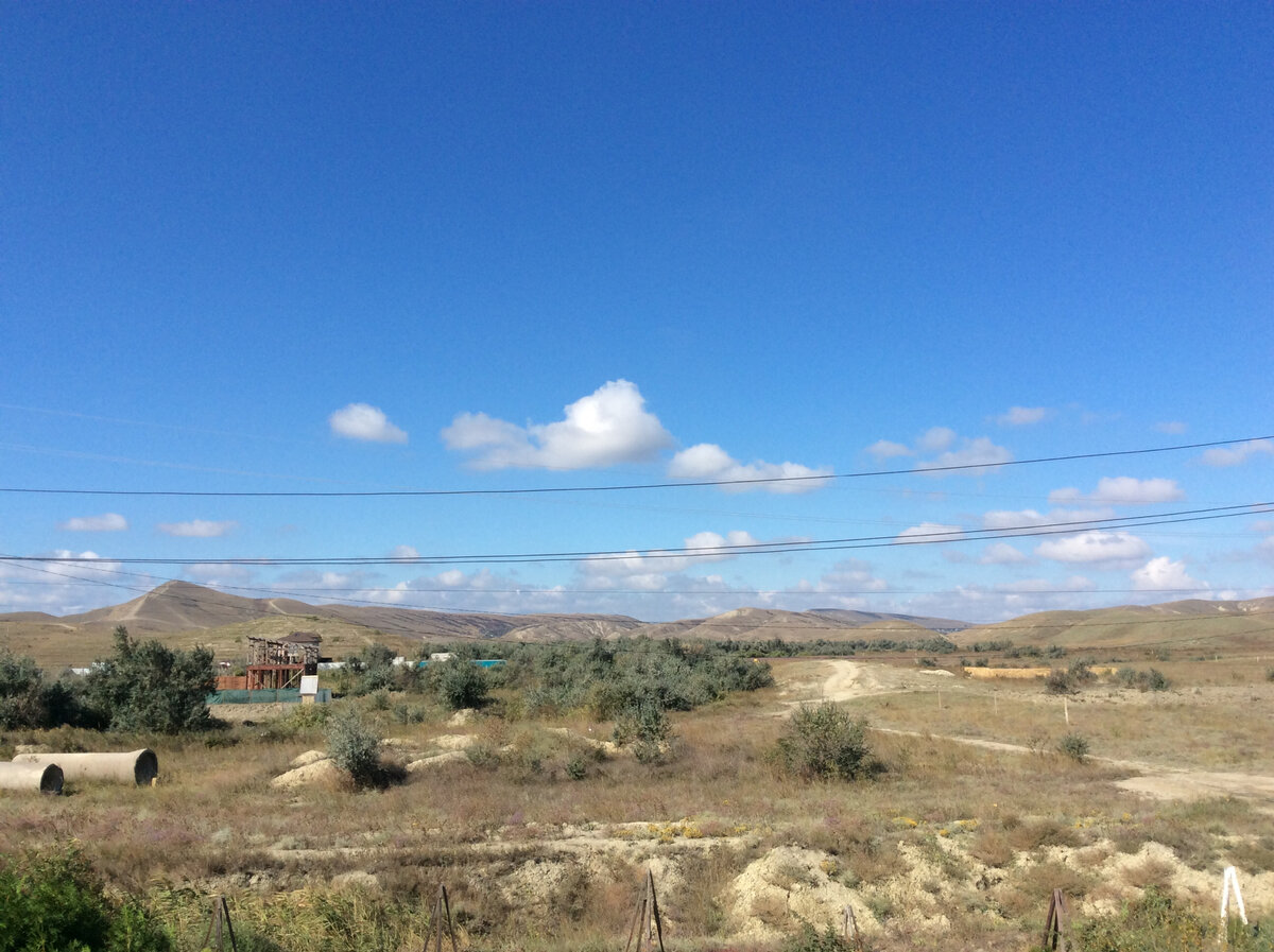 На заднем плане кое-какие облака ещё толпятся, но и их вот-вот сдует ветер