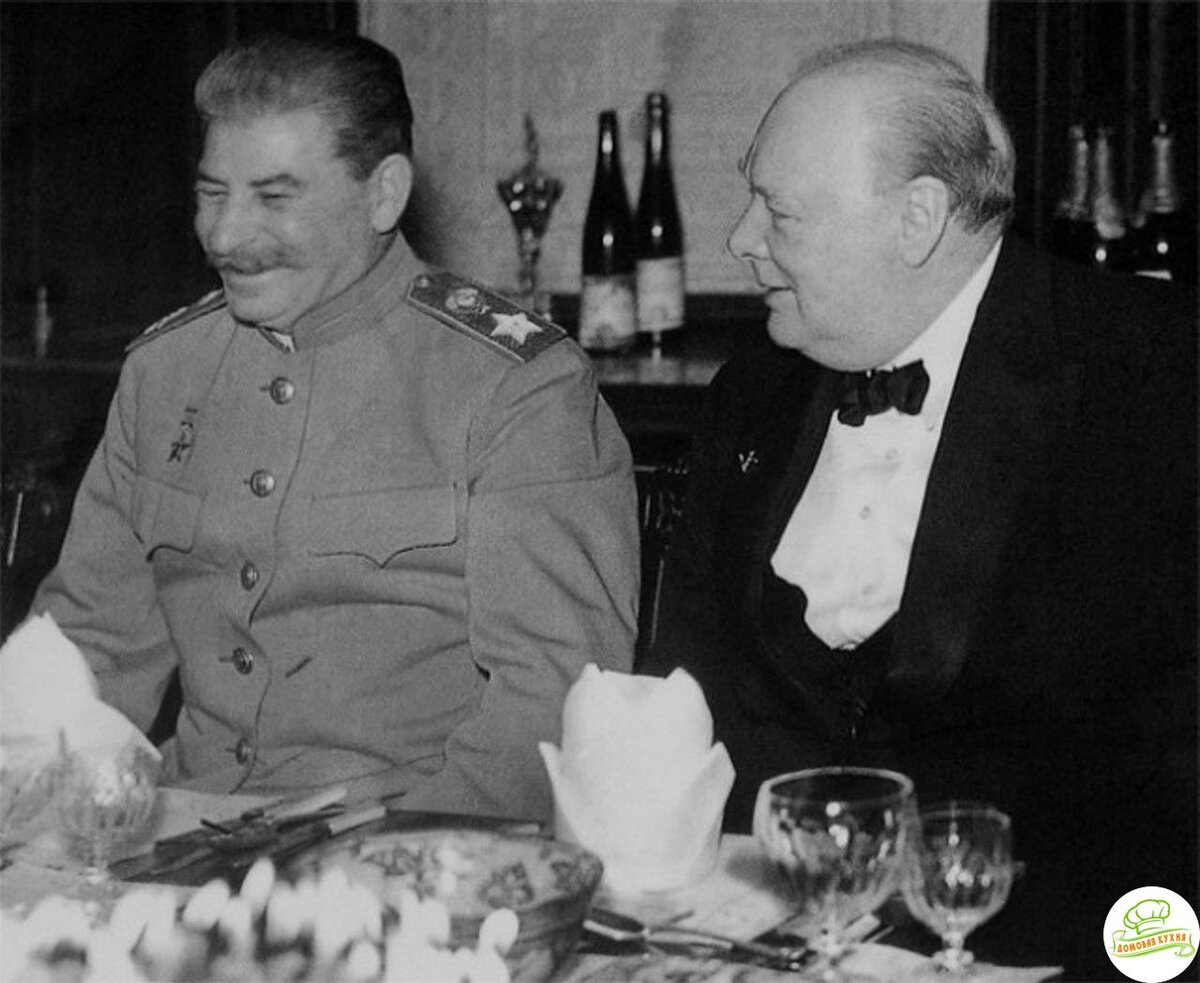 Товарищ Сталин с Черчиллем на встрече во время Второй мировой войны