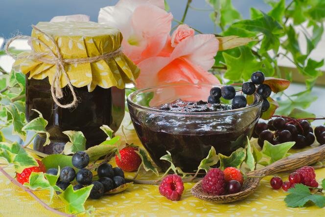 Рецепты настойки из черноплодной рябины: полезное свойство и способы приготовления
