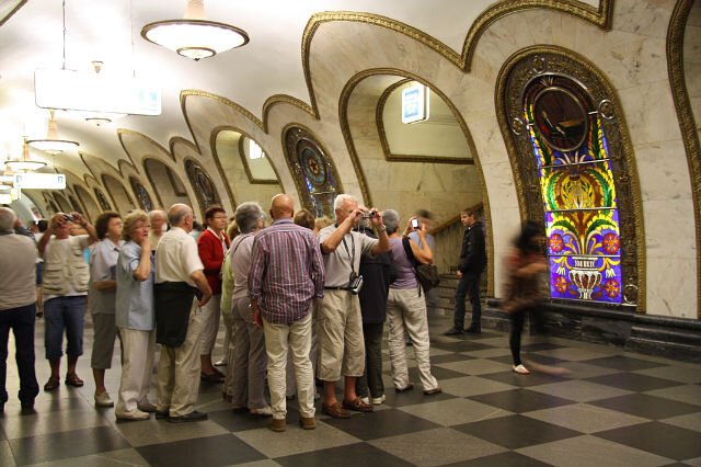 Экскурсия в Московском метро. Фото взято из открытых источников.