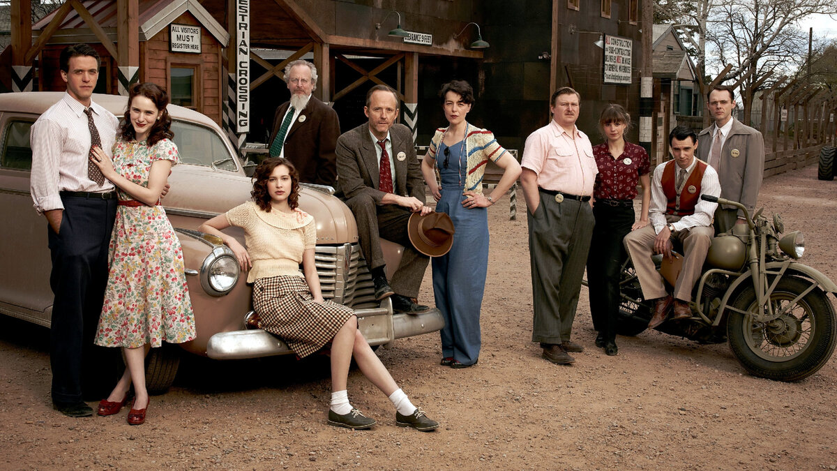 "Манхэттен" - это прежде всего очень стильный сериал. С тщательно восстановленным бытом и костюмами США времен Второй Мировой.