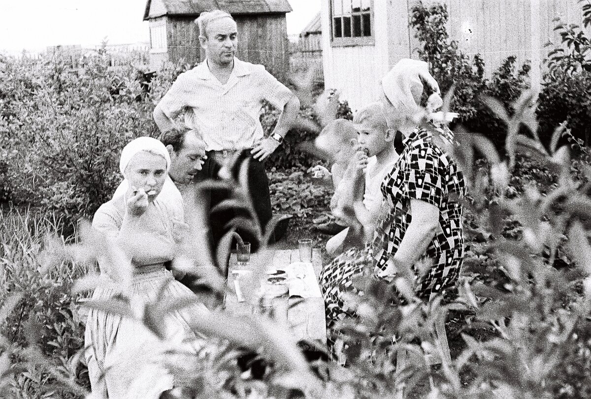 1963 - 1964 год. Обед в коллективном саду. На фото, стоящий мужчина - моряк, с Дальнего Востока, приехавший в гости на Родину. 
