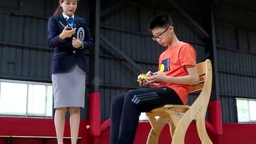 Китайский подросток поставил мировой рекорд, собрав одновременно 3 кубика Рубика за 1 мин 36 с
