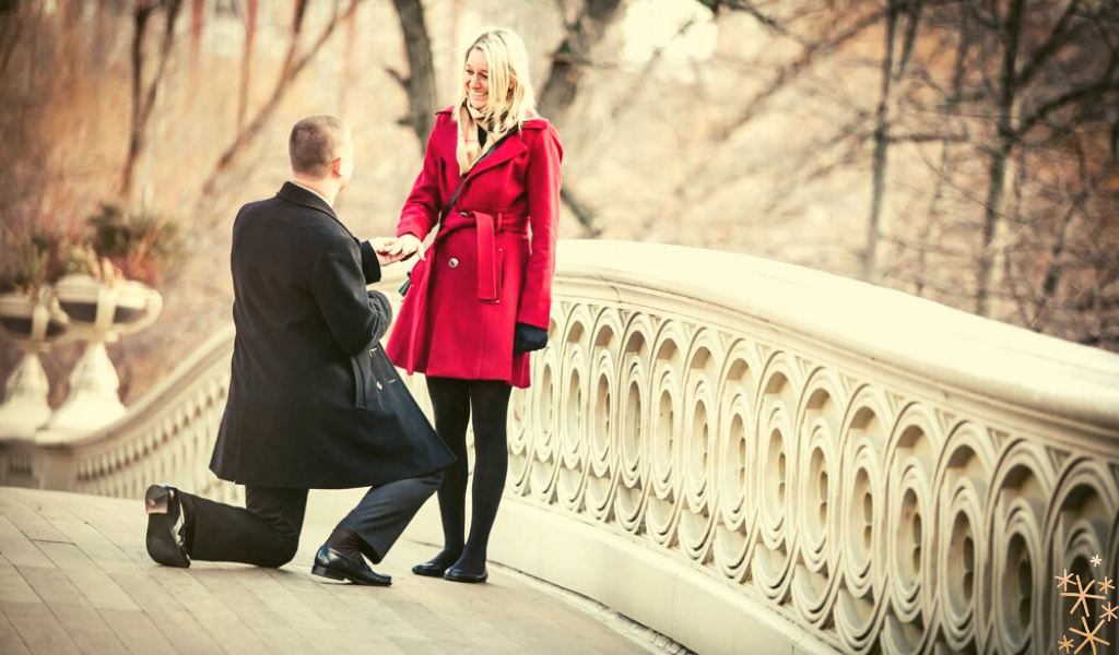 Дима, как в кино, стоял на коленях и умолял Машу стать ее женой.