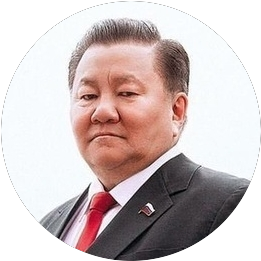 – Деньги, которые человек заработал за всю свою жизнь, он может завещать. И не имеет значения, лежат ли эти деньги на его счете в банке, в Пенсионном фонде или под подушкой. Это его деньги. Это наши деньги, а не государства и уж тем более не «Единой России». Я напомню, что сейчас наша пенсия не гарантирована практически ничем. В любой момент государство может изменить закон, уменьшить стоимость пенсионного балла, повысить пенсионный возраст, «заморозить» пенсионные накопления. Большей аферы, чем пенсия, в России нет, даже МММ на ее фоне кажется швейцарским банком, – заявил первый заместитель председателя Комитета Госдумы по охране здоровья, депутат фракции «Справедливой России» Федот Тумусов.